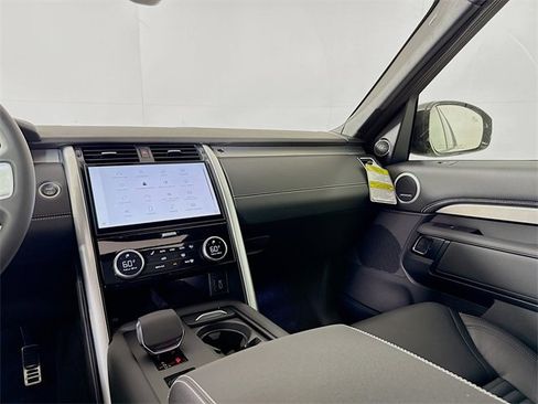 New 2026 Land Rover Discovery Dynamic SE image 26