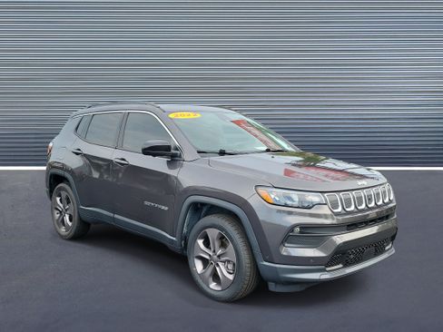 Used 2022 Jeep Compass Latitude w/ Sun and Sound Group AWD/4WD image 2