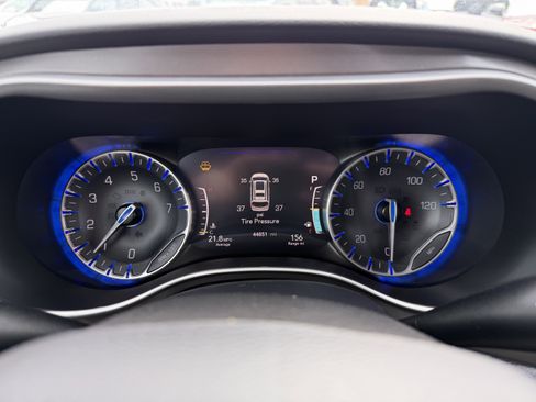 Used 2025 Chrysler Pacifica Select image 15