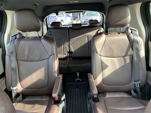 Used 2022 Toyota Sienna Platinum image 32