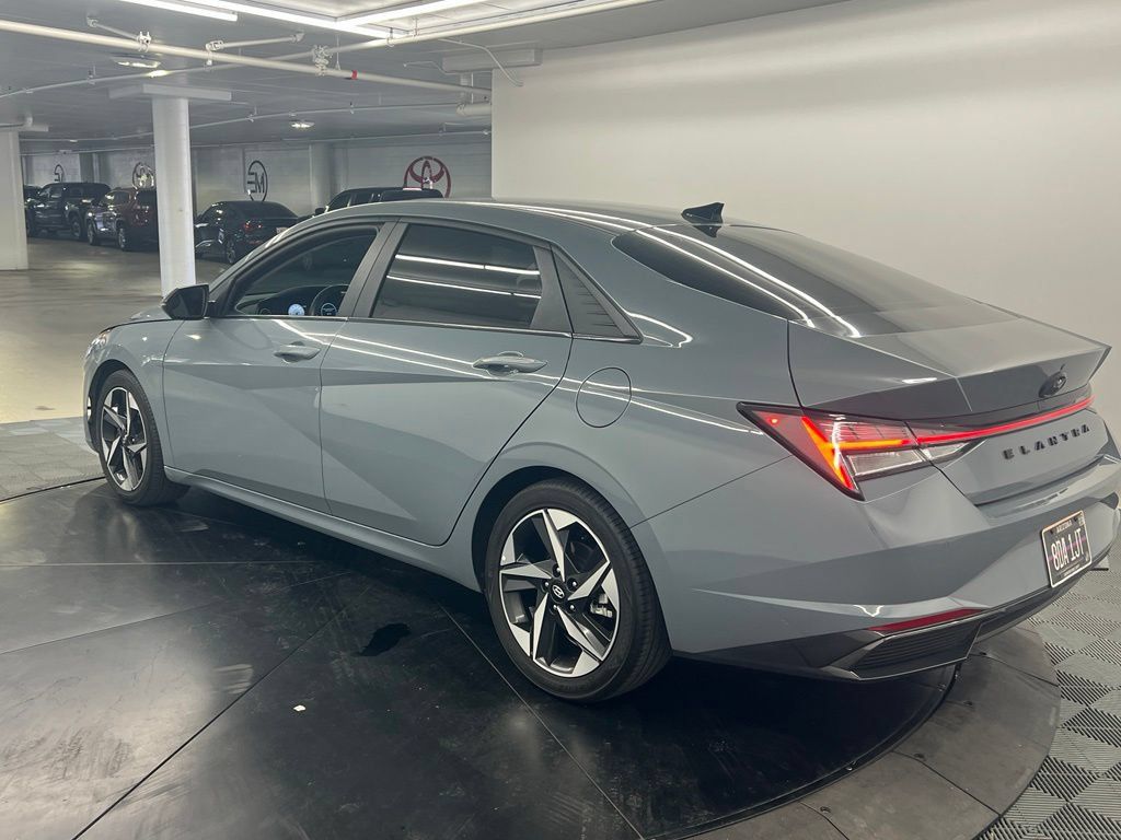 Used 2022 Hyundai Elantra Limited FWD image 4