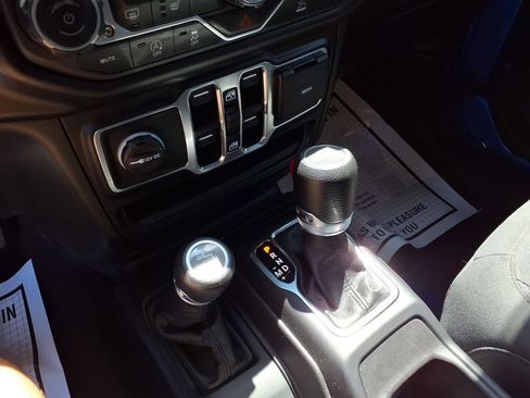 Used 2023 Jeep Gladiator Sport AWD/4WD image 7
