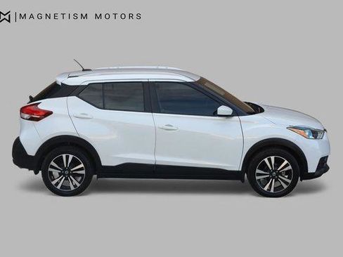 Used 2019 Nissan Kicks SV FWD image 2