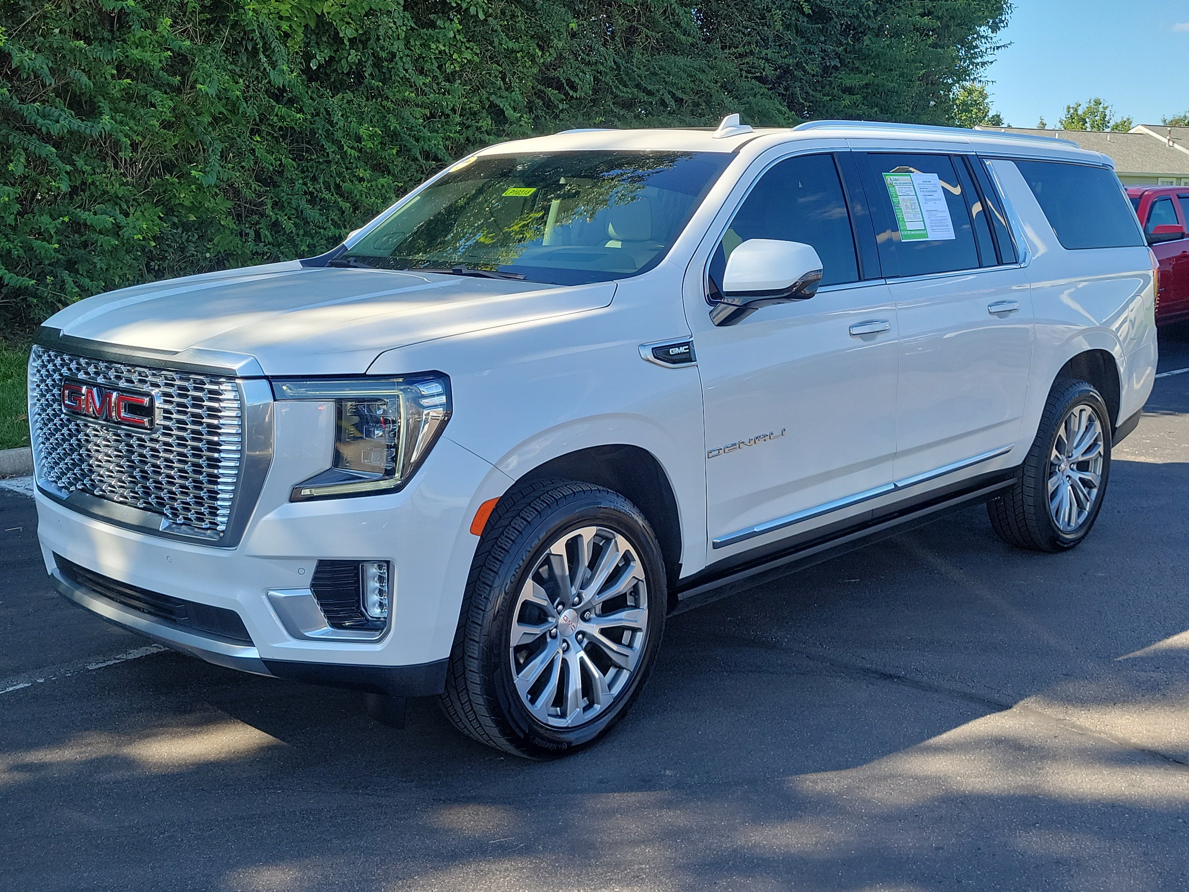 Used 2021 GMC Yukon XL Denali w/ Denali Premium Package AWD/4WD image 2
