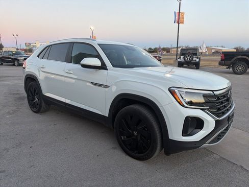 Used 2024 Volkswagen Atlas Cross Sport SE image 7