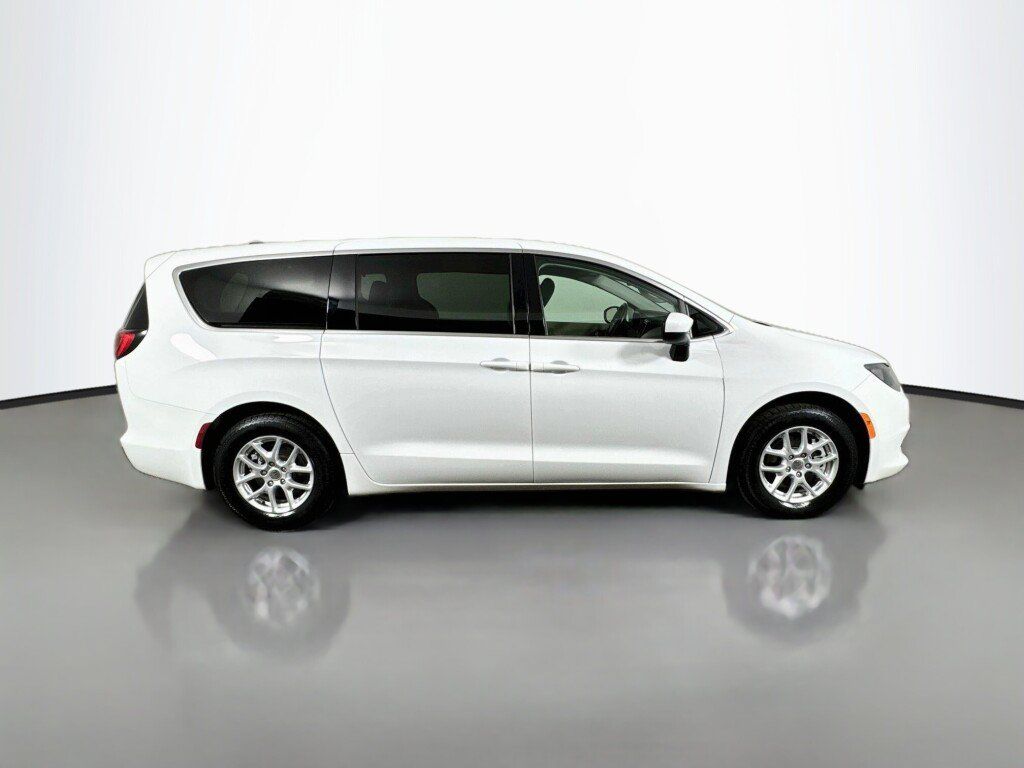 Used 2021 Chrysler Voyager LX w/ Cold Weather Group FWD image 6
