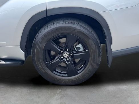 Used 2021 Toyota Highlander LE AWD/4WD image 5