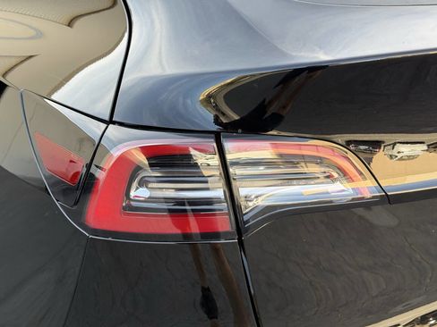 Used 2021 Tesla Model Y Long Range image 19