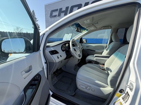 Used 2012 Toyota Sienna LE image 8