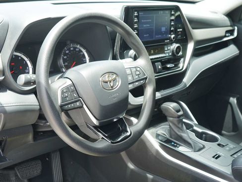 Used 2021 Toyota Highlander L FWD image 7