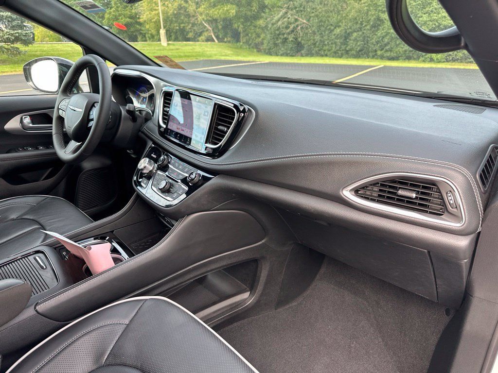 Used 2025 Chrysler Pacifica Limited w/ Uconnect Theater Family Group FWD image 22
