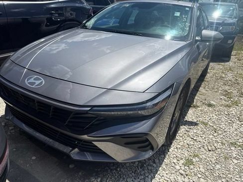 Used 2025 Hyundai Elantra SE FWD image 2