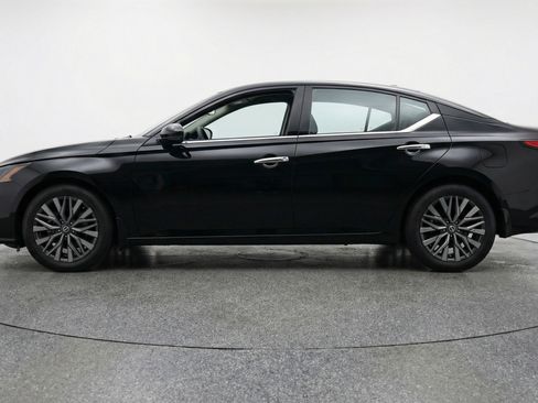 Used 2025 Nissan Altima 2.5 SV FWD image 5