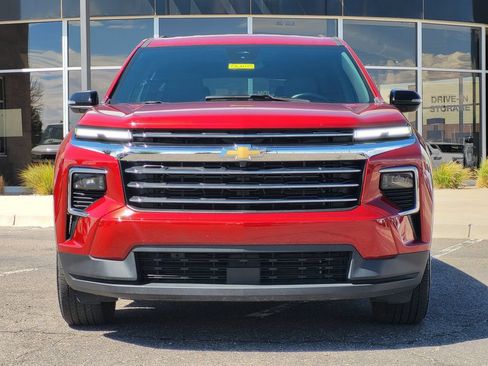 Used 2025 Chevrolet Traverse LT FWD image 3