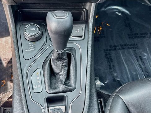 Used 2019 Jeep Cherokee Latitude Plus w/ Comfort/Convenience Group AWD/4WD image 14