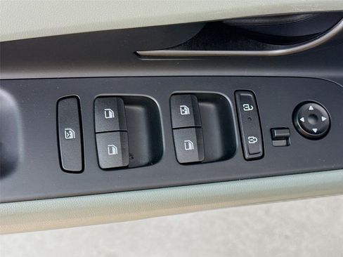 Used 2025 Hyundai Elantra Limited FWD image 22