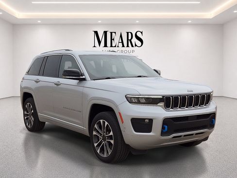 Used 2022 Jeep Grand Cherokee Overland w/ Luxury Tech Group IV AWD/4WD image 7