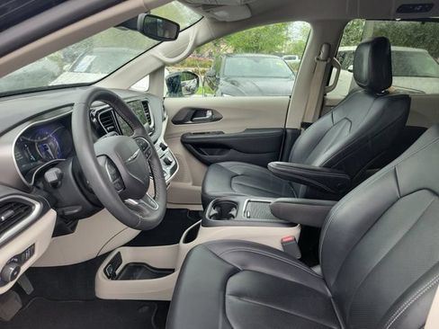 Used 2024 Chrysler Pacifica Touring-L FWD image 17