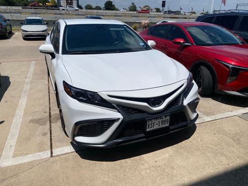 Used 2022 Toyota Camry SE FWD image 2