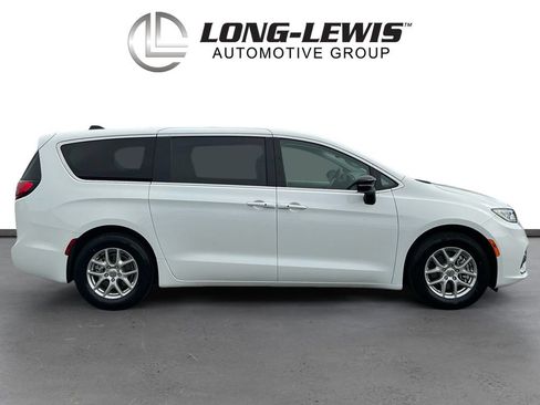 Used 2024 Chrysler Pacifica Touring-L FWD image 8