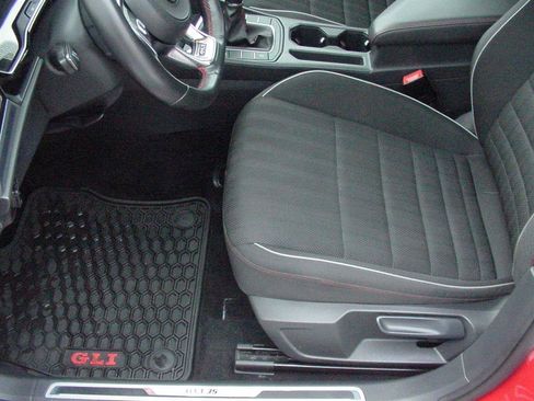 Used 2019 Volkswagen Jetta GLI image 11