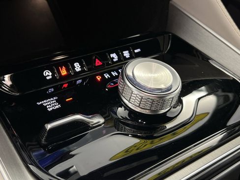 Used 2025 Jeep Wagoneer 4WD image 22