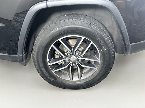 Used 2018 Jeep Grand Cherokee Laredo image 11