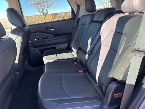 Used 2025 Nissan Pathfinder SL image 18
