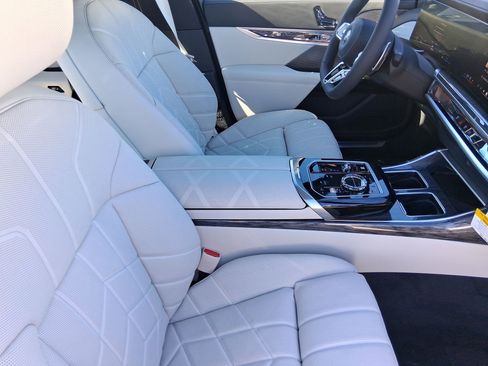 New 2026 BMW 750e xDrive image 31