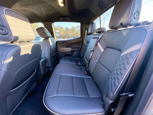 Used 2025 GMC Canyon Denali image 4