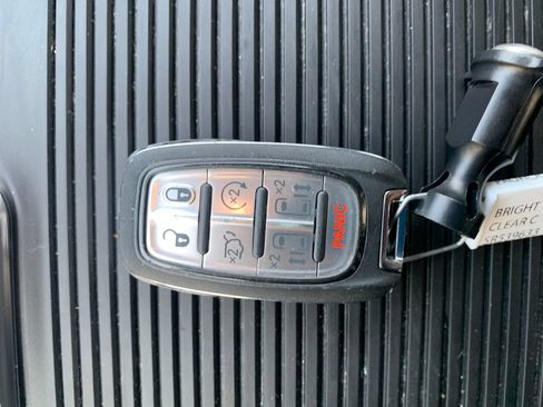 Used 2025 Chrysler Pacifica Limited FWD image 33