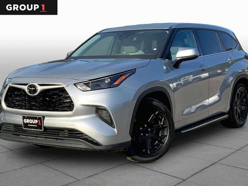 Used 2022 Toyota Highlander L FWD image 1