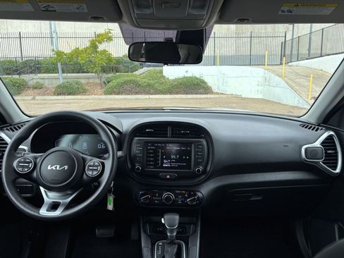 Used 2025 Kia Soul LX w/ LX Technology Package FWD image 31