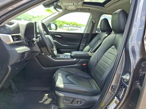 Used 2023 Toyota Highlander XLE AWD/4WD image 14