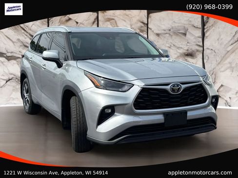 Used 2022 Toyota Highlander XLE AWD/4WD image 11