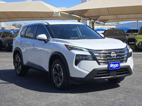 Used 2024 Nissan Rogue SV image 2