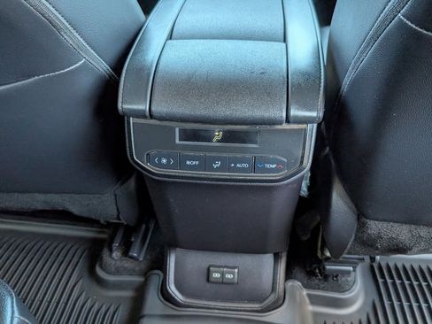 Used 2024 Toyota Highlander XLE image 8