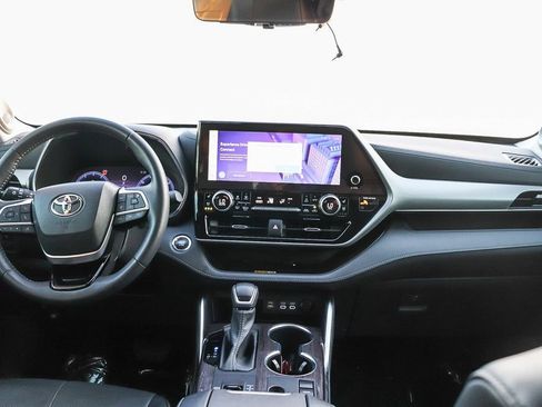 Used 2023 Toyota Highlander Platinum FWD image 14