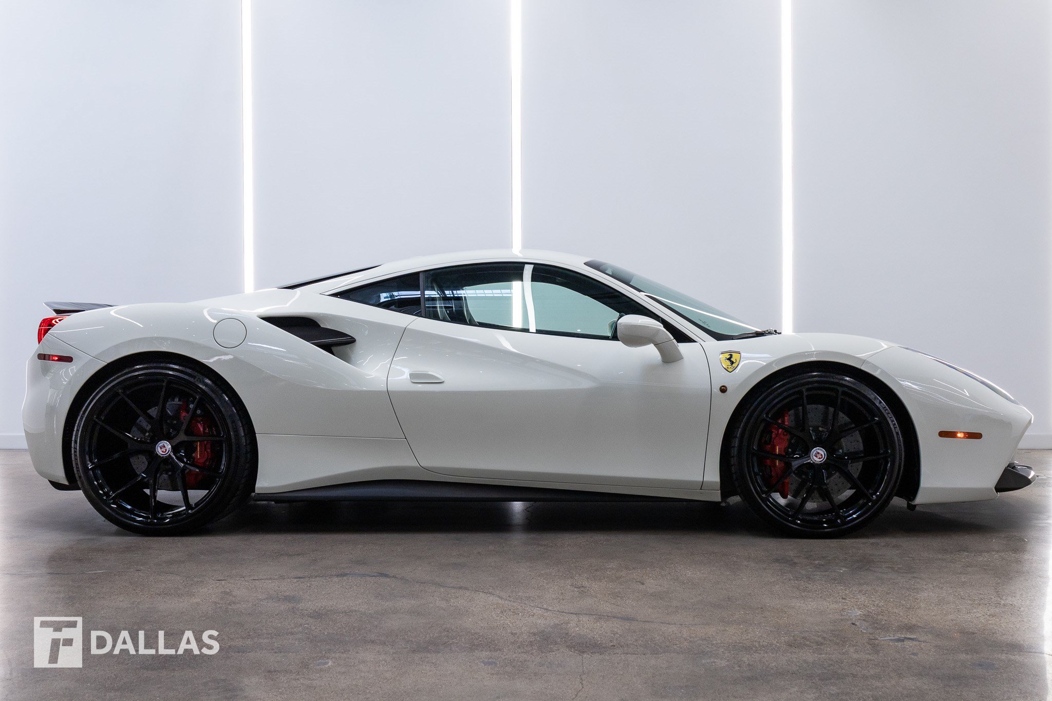 Used 2017 Ferrari 488 GTB RWD image 17