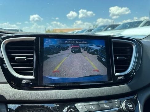 Used 2025 Chrysler Pacifica Select FWD image 3
