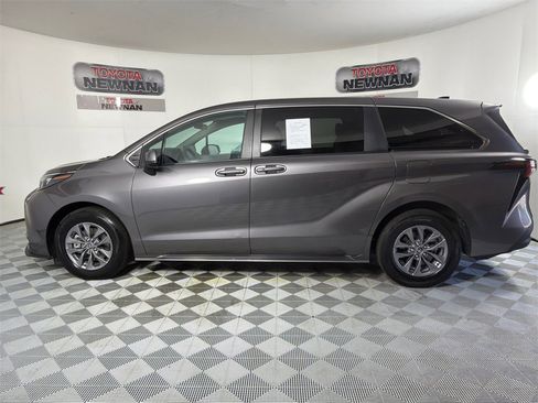 Used 2024 Toyota Sienna LE image 6