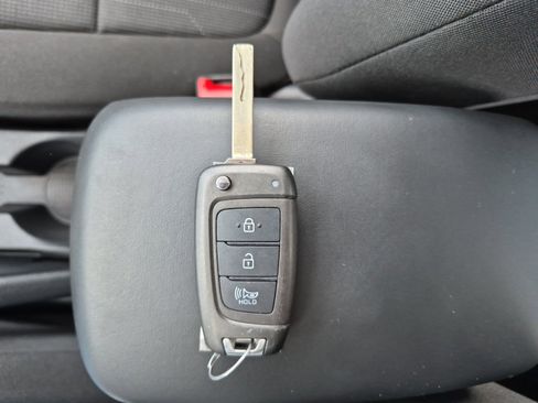Used 2025 Hyundai Venue SE FWD image 28