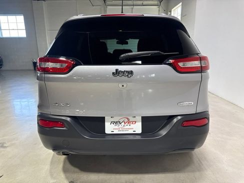 Used 2018 Jeep Cherokee Latitude w/ Cold Weather Group AWD/4WD image 6