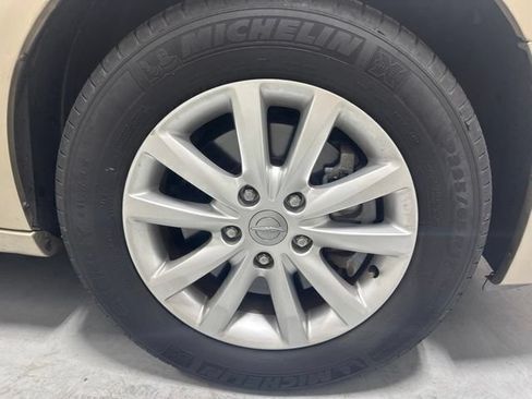 Used 2015 Chrysler Town & Country Limited Platinum FWD image 4
