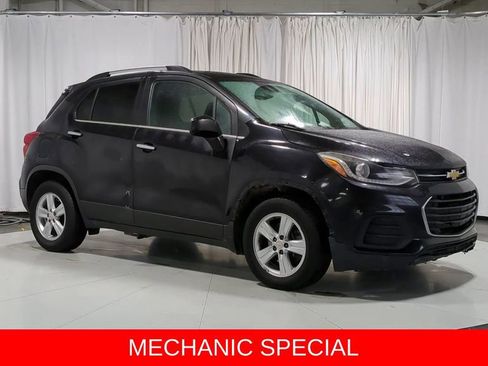 Used 2018 Chevrolet Trax LT w/ LT Convenience Package image 2