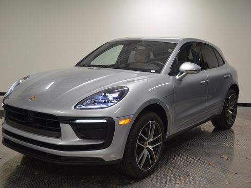 Certified 2025 Porsche Macan image 1
