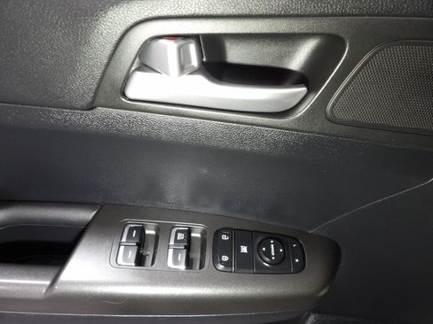 Used 2022 Kia Sportage LX image 8