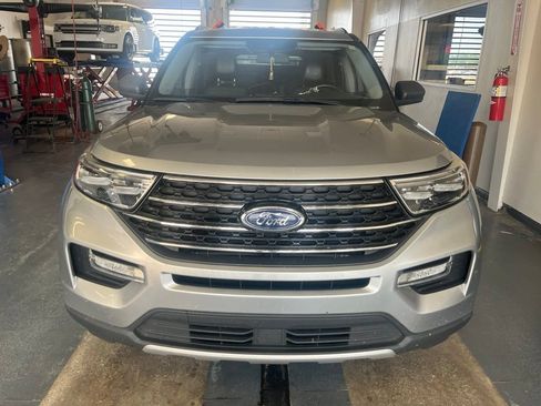 Used 2021 Ford Explorer XLT w/ Equipment Group 202A AWD/4WD image 14