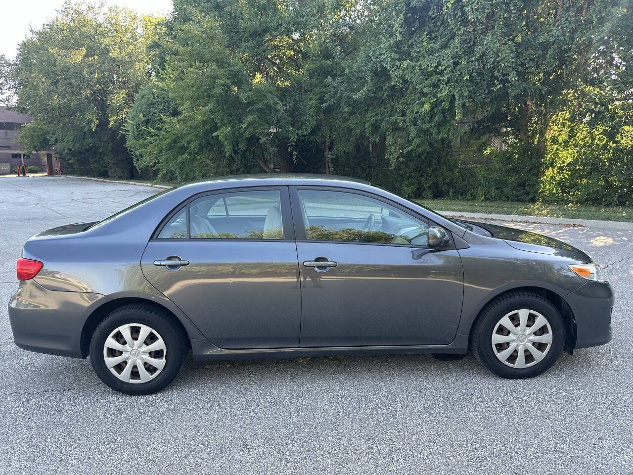 Used 2011 Toyota Corolla LE FWD image 3