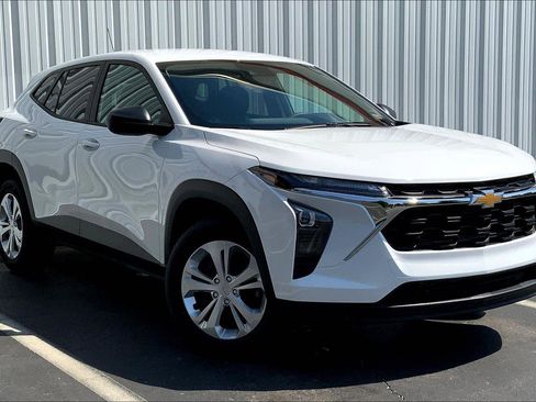 Used 2025 Chevrolet Trax LS image 31